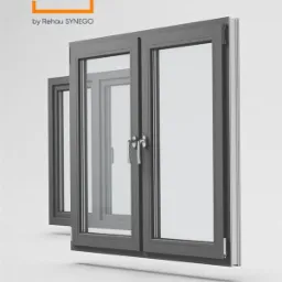 Szare okno dwuskrzydłowe P-line by Rehau SYNEGO, jedno skrzydło otwarte, widoczne w tle kolejne okno, minimalistyczne tło.
