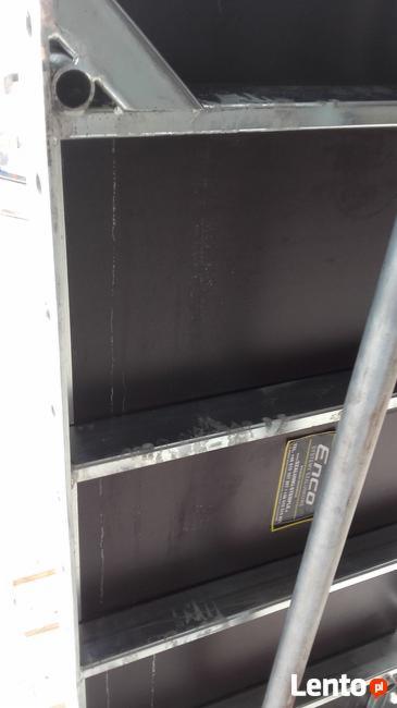 Metalowa konstrukcja szalunkowa z czarną sklejką, widoczna naklejka z informacjami producenta.