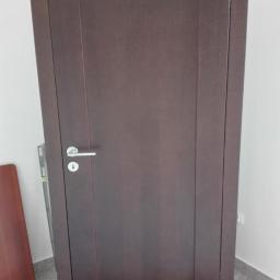 Drewniane drzwi wewnętrzne z ukrytymi zawiasami