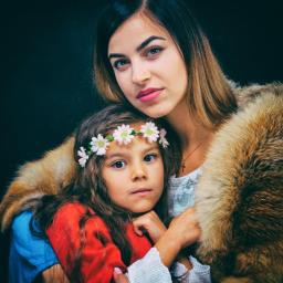 Kodama Foto - Portret matki i córki w stylizowanych strojach z futrzanym okryciem, dziewczynka ma wianek z białych kwiatów.