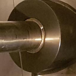 Spaw-mont - Metalowy pręt połączony z okrągłą tarczą, widoczne ślady łączenia i obróbki.