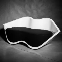 Czarno-białe zdjęcie nowoczesnej sofy w kształcie ust z białą ramą i ciemnoszarym siedziskiem, umieszczonej na betonowej podłodze przed ciemnym, rozmytym tłem.