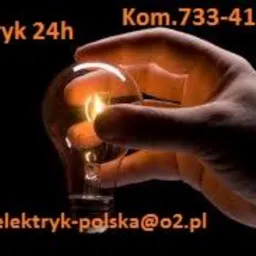 Ręka trzyma żarówkę z widoczną spiralą, na ciemnym tle numer telefonu i adres e-mail elektryka, mocne oświetlenie