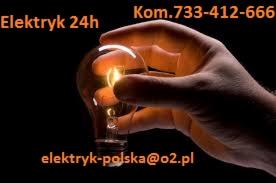 Ręka trzyma żarówkę z widoczną spiralą, na ciemnym tle numer telefonu i adres e-mail elektryka, mocne oświetlenie