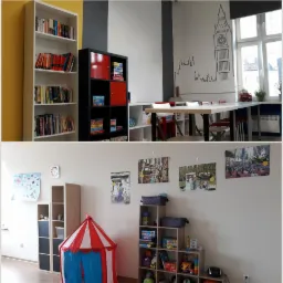 Dwuczęściowe ujęcie wnętrza sali lekcyjnej z regałami pełnymi książek i gier, rysunkiem Big Bena na ścianie oraz stolikiem do nauki, uzupełnione w dolnej części kadru o namiot cyrkowy dla dzieci...