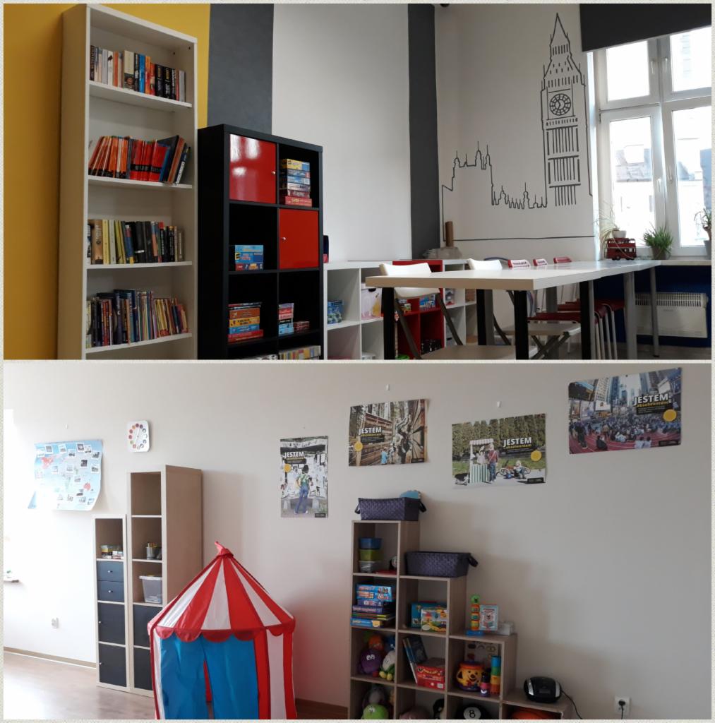 Dwuczęściowe ujęcie wnętrza sali lekcyjnej z regałami pełnymi książek i gier, rysunkiem Big Bena na ścianie oraz stolikiem do nauki, uzupełnione w dolnej części kadru o namiot cyrkowy dla dzieci...