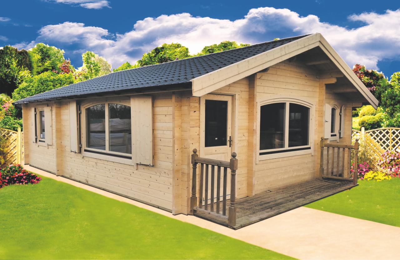 Gotowy, parterowy domek z jasnego drewna z ciemnym dachem, małym tarasem i częściowo zasłoniętymi okiennicami na tle zielonego trawnika i drzew.