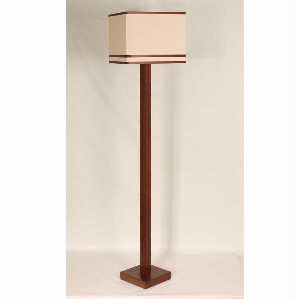 Elegancka lampa podłogowa z kwadratowym abażurem w kolorze kremowym, obramowanym ciemnym drewnem, na prostej, brązowej nodze z kwadratową podstawą, na neutralnym tle.