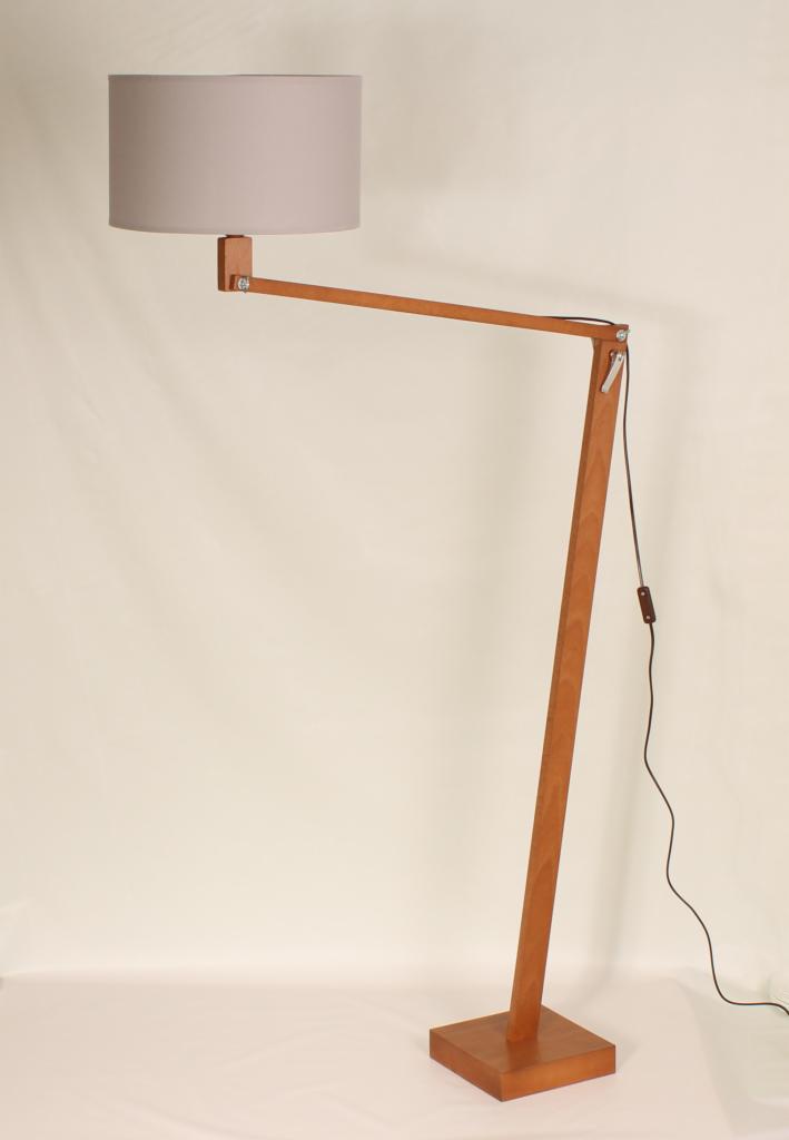 Drewniana lampa podłogowa z szarym abażurem, ramię regulowane na zawiasach, widoczny włącznik na kablu