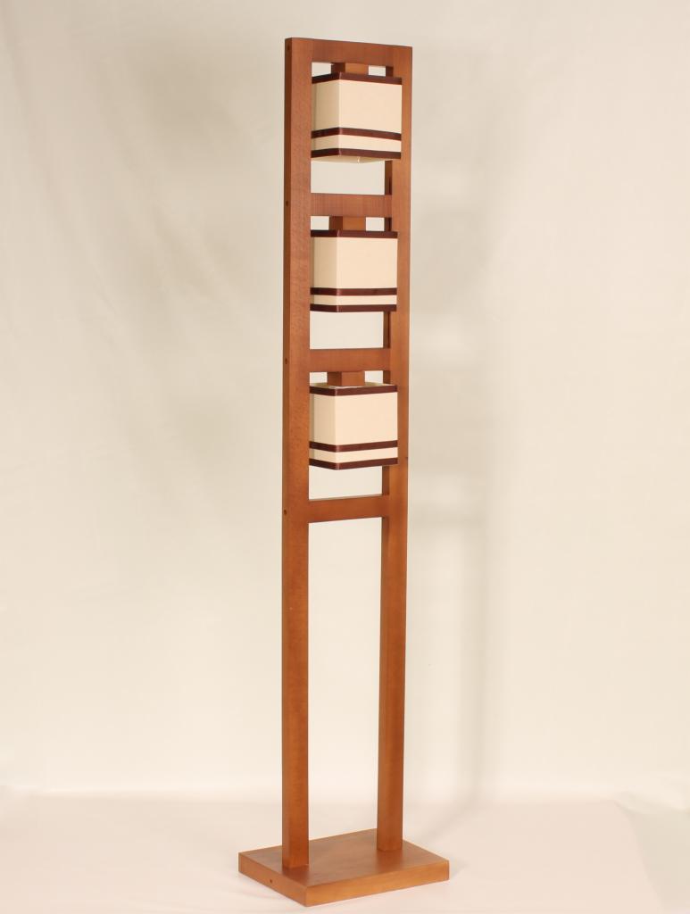 Drewniana lampa podłogowa z trzema kwadratowymi abażurami z brązowymi akcentami, wykonana w Koziegłowach.