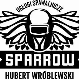 Czarno-białe logo firmy spawalniczej Sparrow Hubert Wróblewski, przedstawiające stylizowaną maskę spawalniczą ze skrzydłami i napisem 'Usługi Spawalnicze'.