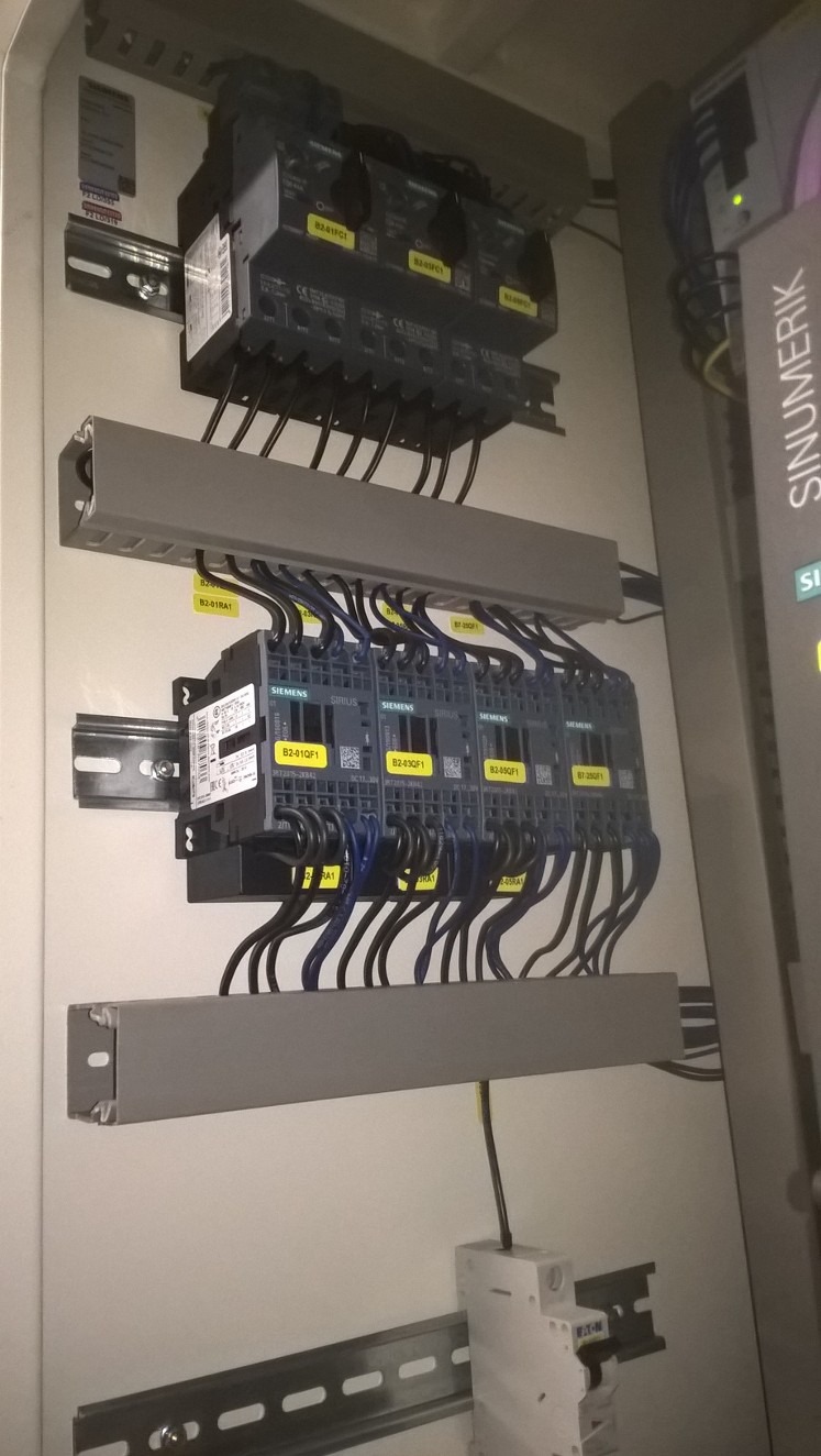 Wymiana zabezpieczeń oraz osprzętu łączeniowego w obrabiarce metalu