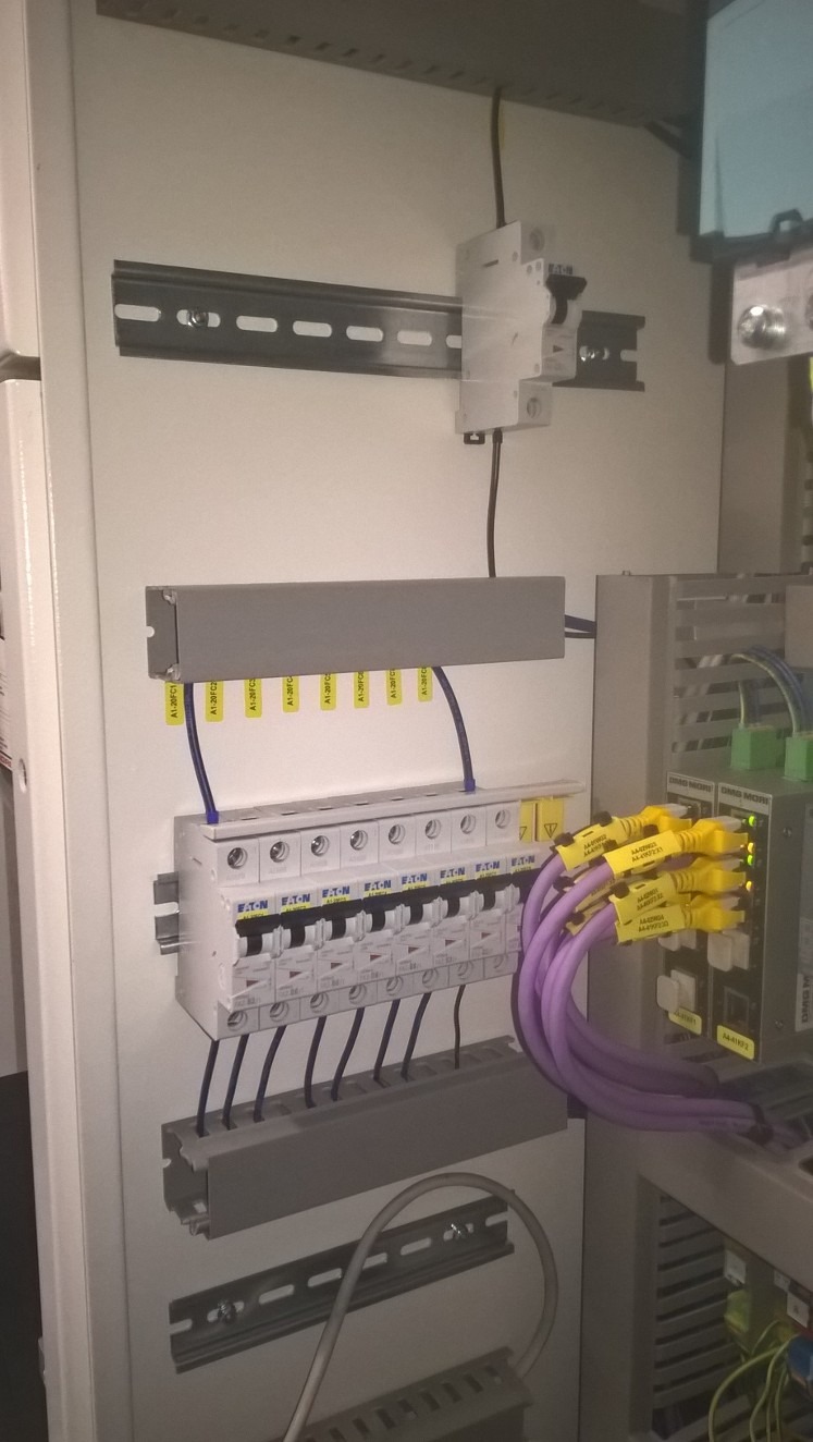 Wymiana zabezpieczeń w obrabiarce metalu