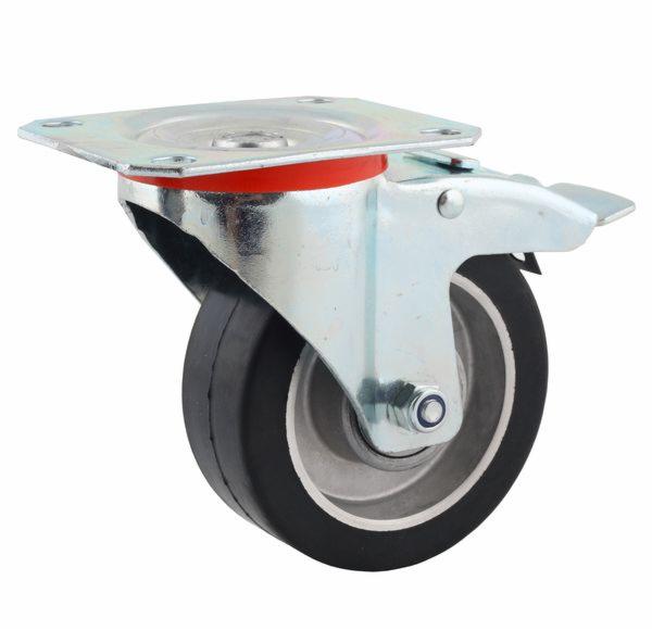 Pojedyncze kółko do wózka paletowego z hamulcem, mocowane na metalowej płytce, z czarną gumową oponą i szarą felgą, widoczne na białym tle.