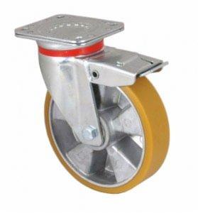 Kółko do wózka paletowego z żółtą oponą poliuretanową i srebrną felgą aluminiową, mocowane na metalowej obrotowej podstawie z czerwoną uszczelką.