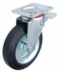 Pojedyncze kółko do wózka paletowego z gumową oponą, metalową felgą i obrotową, kwadratową podstawą montażową, widoczne z bliska na białym tle.