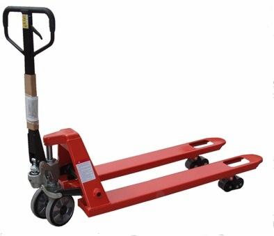 Czerwony, ręczny wózek paletowy z czarną rączką, zabezpieczoną folią, na białym tle.