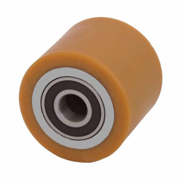 Poliuretanowe koło wózka paletowego z łożyskiem, widok z bliska na białym tle.