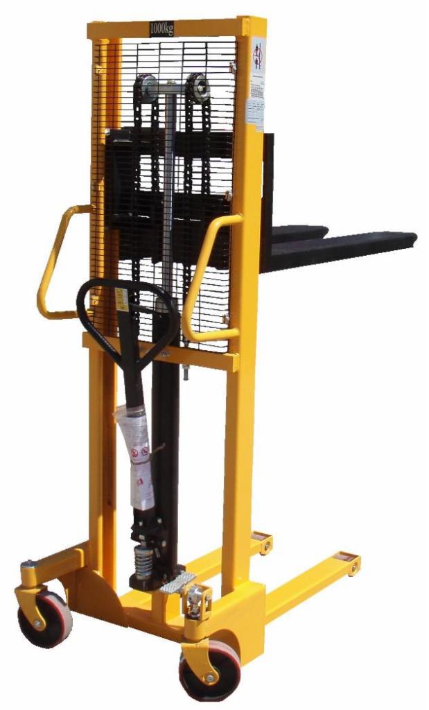 Żółty wózek paletowy ręczny o udźwigu 1000 kg, z czarnymi widłami, czarną rączką owiniętą folią i czerwonymi kółkami, sfotografowany na białym tle.