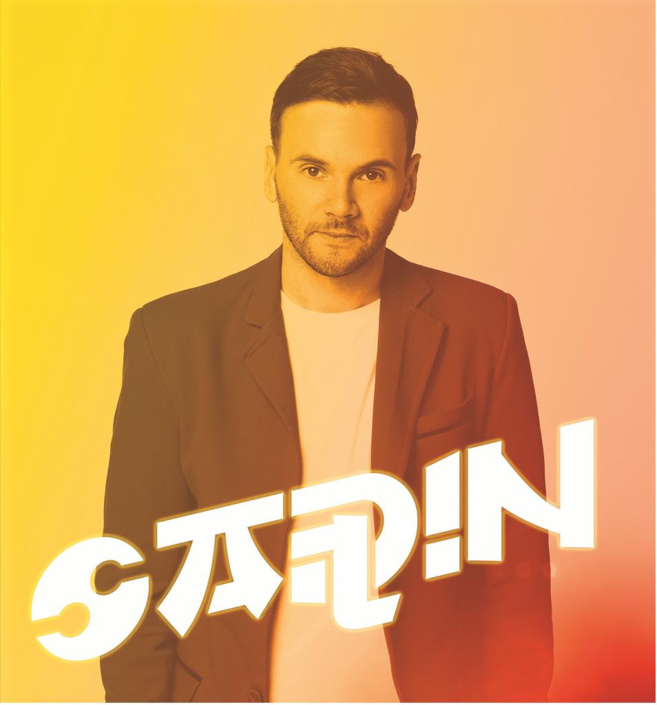 Portret mężczyzny w marynarce na gradientowym tle z napisem 'STARIN!'