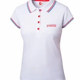 Biała koszulka polo z krótkim rękawem, czerwonymi guzikami i haftowanym logo, wykończona czerwono-niebieskimi paskami na kołnierzyku i rękawach.