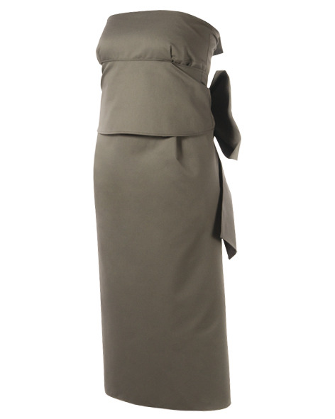 Prosta, długa suknia bez ramiączek w odcieniu khaki z dekoracyjnym drapowaniem i asymetryczną kokardą z boku.