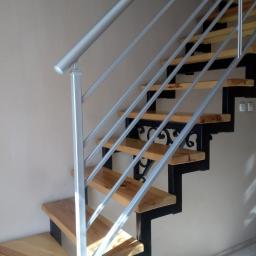 Konstrukcja schodów wraz z balustradą