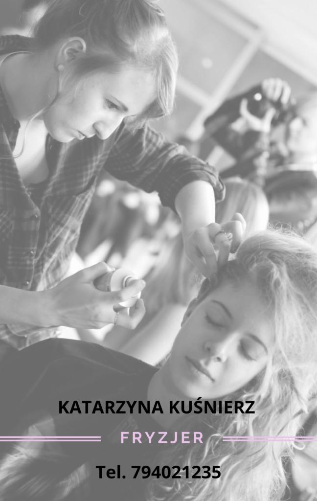 Stylistka w kraciastej koszuli, spryskuje włosy klientki siedzącej z zamkniętymi oczami, przygotowując fryzurę.