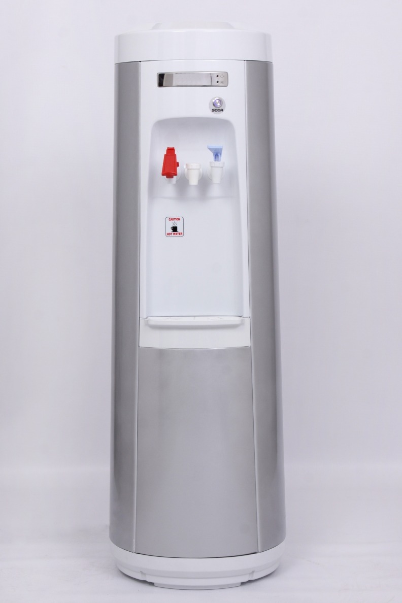 Wolnostojący dystrybutor wody z trzema kranami: czerwonym dla gorącej, białym i niebieskim dla zimnej wody, umieszczony na białym tle.