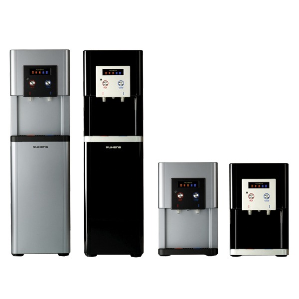 Cztery dystrybutory wody marki Ruhens w kolorach srebrnym i czarnym, dwa wysokie i dwa niskie, z panelami dotykowymi i dozownikami wody.