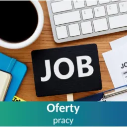 Formularz aplikacyjny, klawiatura, notatnik i filiżanka kawy na drewnianym biurku, czarna tabliczka z napisem 'JOB'.