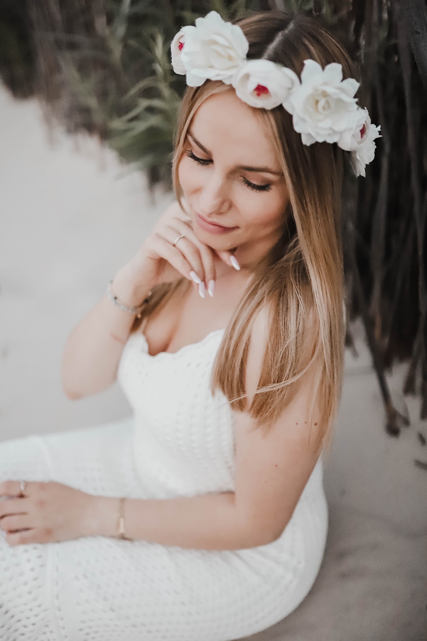 Portret kobiety z wiankiem z białych kwiatów na głowie, w jasnej sukience z dzianiny, z delikatnym makijażem, wykonany w Wejherowie.