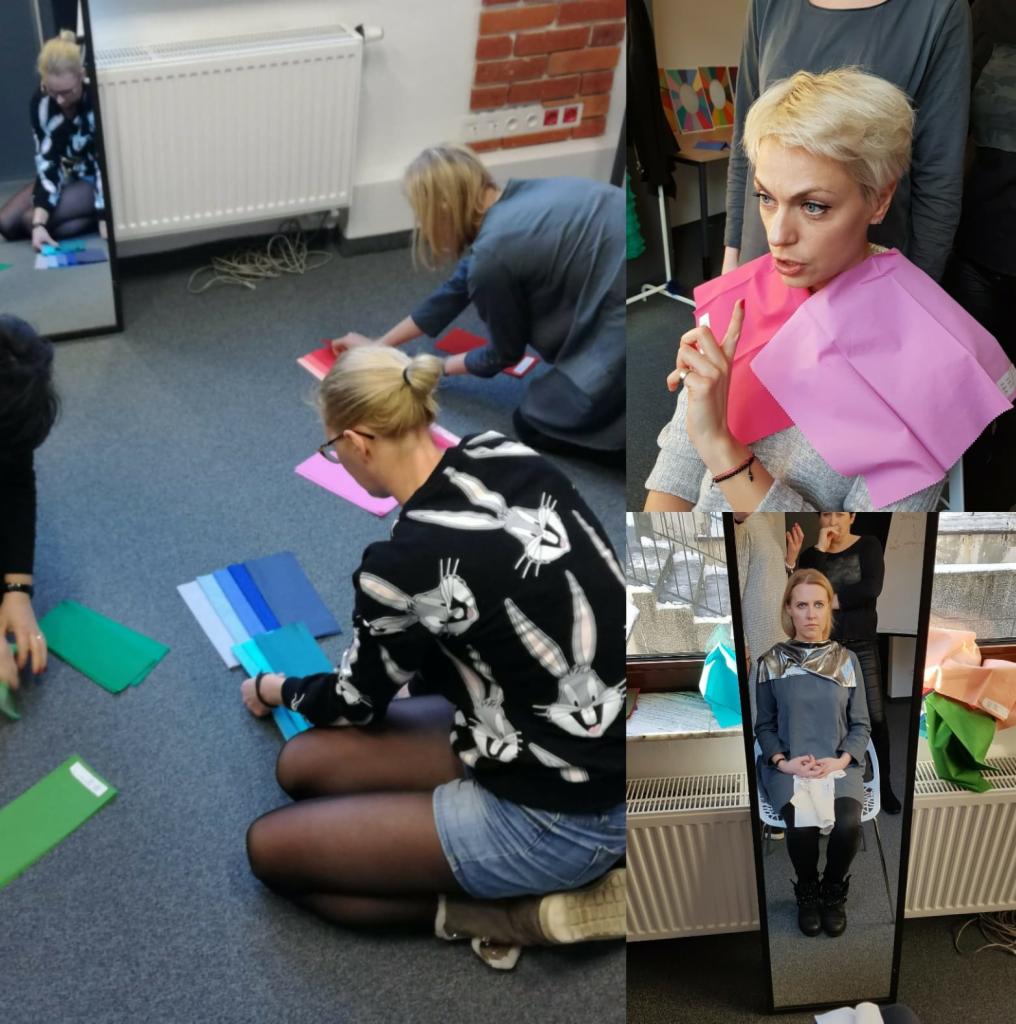 Uczestniczki warsztatów analizy kolorystycznej dobierają odcienie materiałów do typu urody, siedząc na podłodze i stojąc przed lustrem.