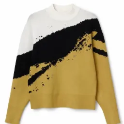 Dzianinowy sweter damski z wysokim golfem, w kolorze białym, czarnym i musztardowym, z abstrakcyjnym wzorem imitującym pociągnięcia pędzlem.