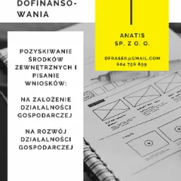 Notatnik ze szkicem interfejsu strony internetowej, obok długopis i informacje o firmie Anatis Sp. z o.o. oferującej pozyskiwanie dofinansowania i pisanie wniosków na założenie i rozwój...