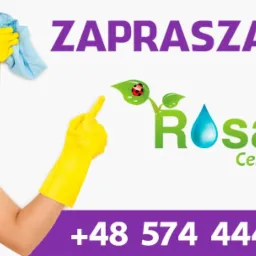 Uśmiechnięta kobieta w żółtych rękawicach trzymająca niebieską ściereczkę, obok logo firmy sprzątającej Rosa Centr z napisem 'Zapraszamy' i numerem telefonu.