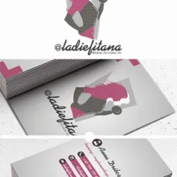 Wizualizacja projektu wizytówki z sylwetką kobiety ćwiczącej z hantlą, logo '@ladiefitana' i danymi kontaktowymi trenera personalnego.