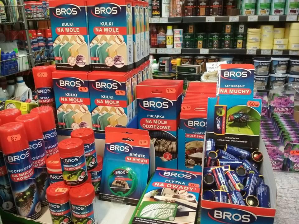 Półka sklepowa z różnorodnymi produktami marki BROS do zwalczania szkodników: kulki na mole, spray na mole, pułapki na mole odzieżowe, płytki na owady, lep na muchy, mrówkofon na mrówki. Widoczne...