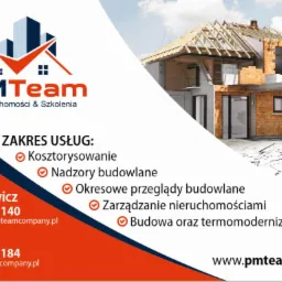 Wizytówka firmy budowlanej z wizualizacją domu w trakcie budowy, widoczne elementy konstrukcyjne dachu, ściany z cegły oraz plan budynku w tle.