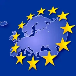 Mapa Europy z zaznaczonymi gwiazdami symbolizującymi Unię Europejską na ciemnoniebieskim tle. Gwiazdy są rozmieszczone w okręgu wokół kontynentu.