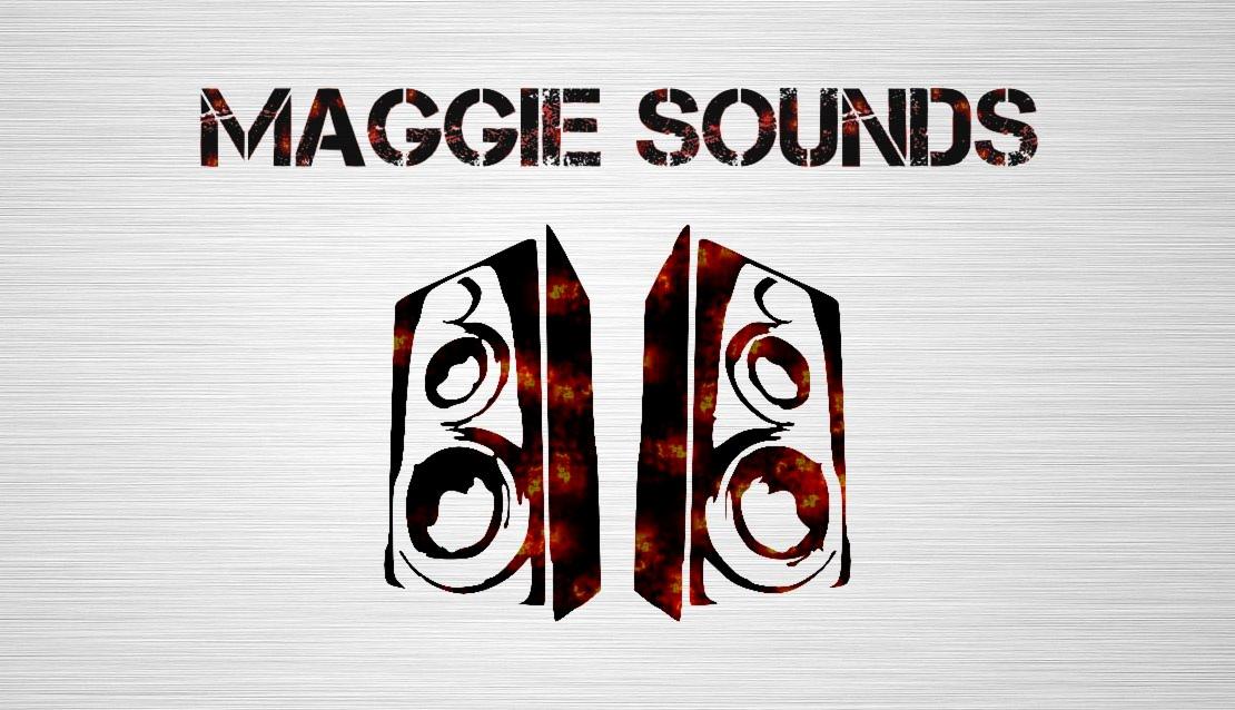 Grafika z nazwą 'MAGGIE SOUNDS' nad dwoma stylizowanymi kolumnami głośnikowymi z efektem rdzy na białym tle.