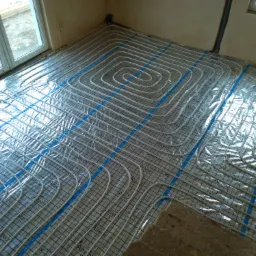 Obiegi ogrzewania podłogowego przygotowane do wykonania posadzki.