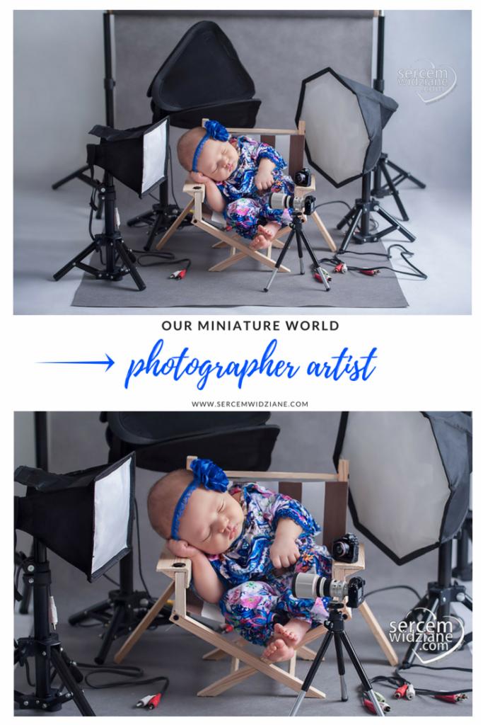 Śpiąca noworodek z niebieską opaską na głowie, ubrana w kolorowe ubranko leży na miniaturowym drewnianym krześle plażowym, obok stoi aparat na statywie, w tle studyjne oświetlenie.