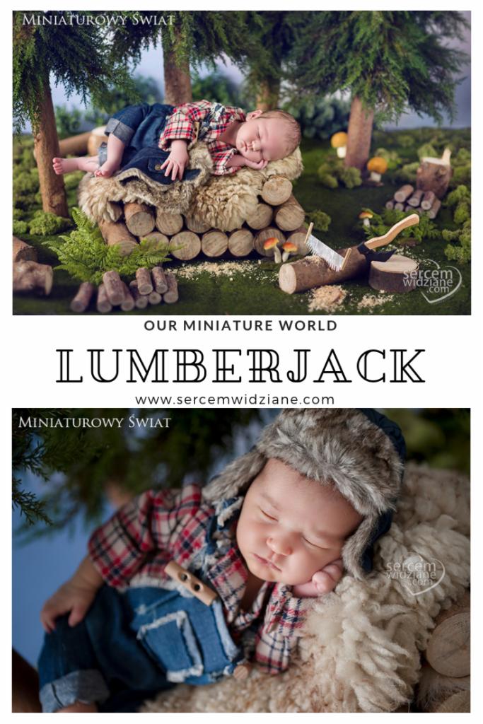 Noworodek śpiący na stosie drewna w leśnej scenerii, ubrany w strój drwala, z miniaturowymi narzędziami i grzybami w tle.