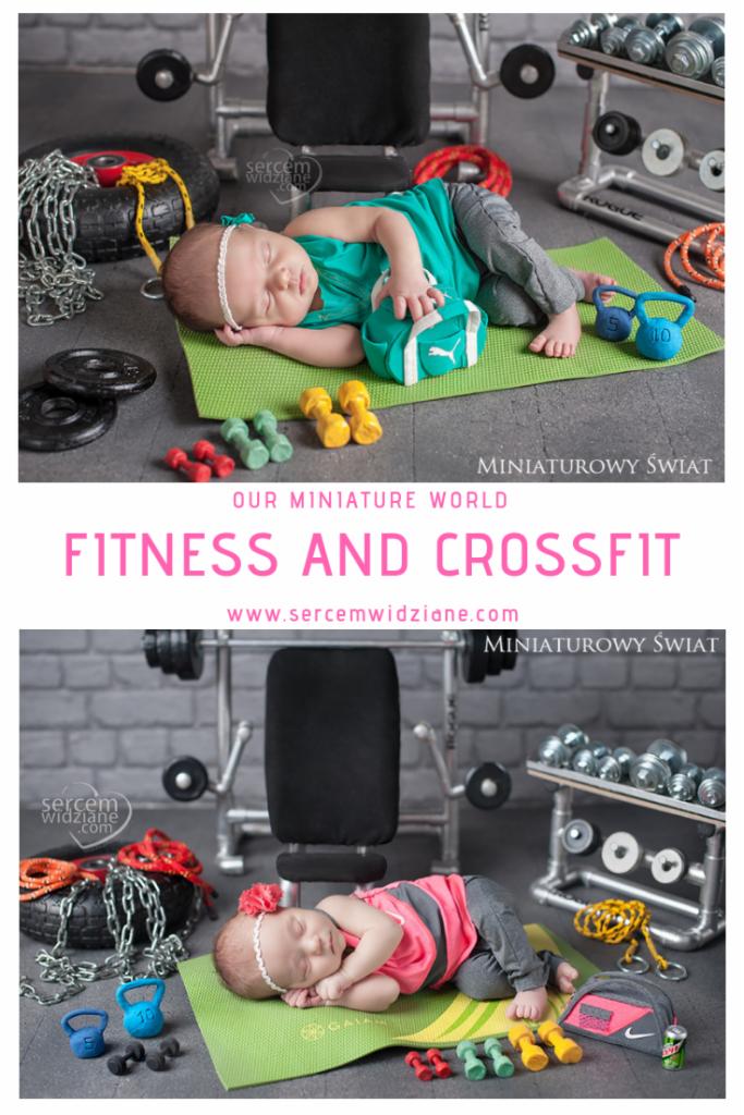 Śpiący noworodek na macie do ćwiczeń w otoczeniu miniaturowych akcesoriów fitness: hantle, kettlebells, obciążenia, ławeczka do ćwiczeń, sugerujący sesję zdjęciową o tematyce sportowej.