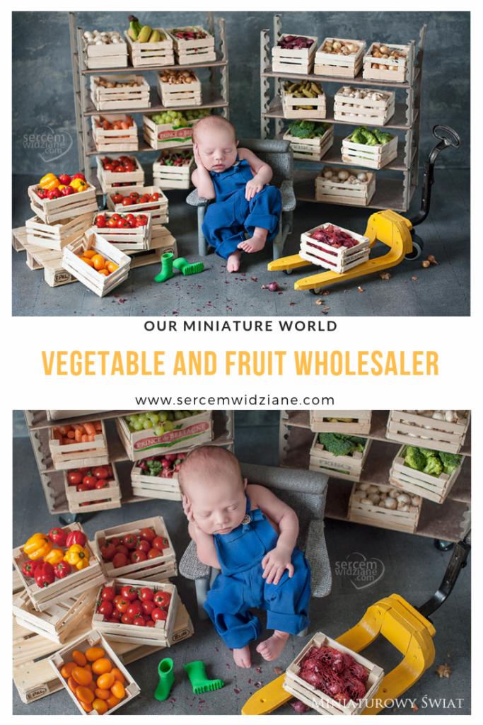 Niemowlę w niebieskim kombinezonie śpiące na krześle, otoczone miniaturowymi skrzynkami z warzywami i owocami, część scenografii na żółtym wózku paletowym, sesja zdjęciowa w Warszawie.