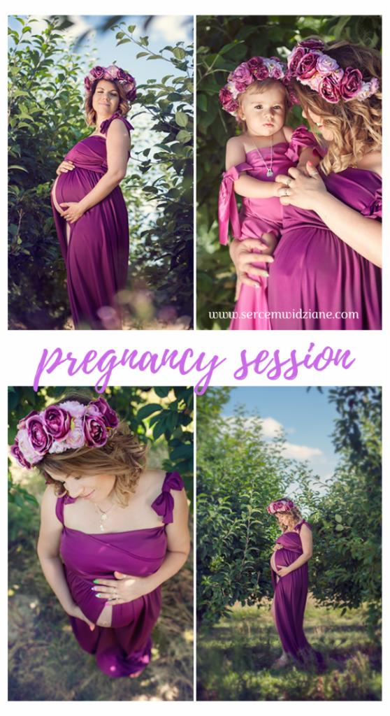 Kolaż zdjęć z sesji ciążowej: kobieta w fioletowej sukni i wianku z kwiatów, pozująca sama i z małą dziewczynką w podobnym stroju, na tle zieleni.
