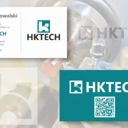 Wizytówka firmy HKTECH na tle detalu maszyny, obok logo z kodem QR i znakiem wodnym logo.