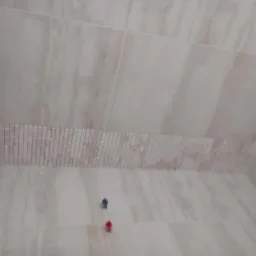 Fragment ściany łazienki z ułożonymi płytkami imitującymi marmur, z dekoracyjnym pasem mozaiki i dwoma krzyżykami dystansowymi w kolorach czerwonym i niebieskim.