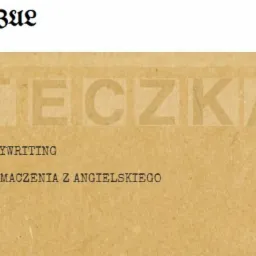 Tekstura papieru kraft z nadrukowanymi słowami 'TEczka', 'COPYWRITING' i 'TŁUMACZENIA Z ANGIELSKIEGO' w stylu retro maszyny do pisania.